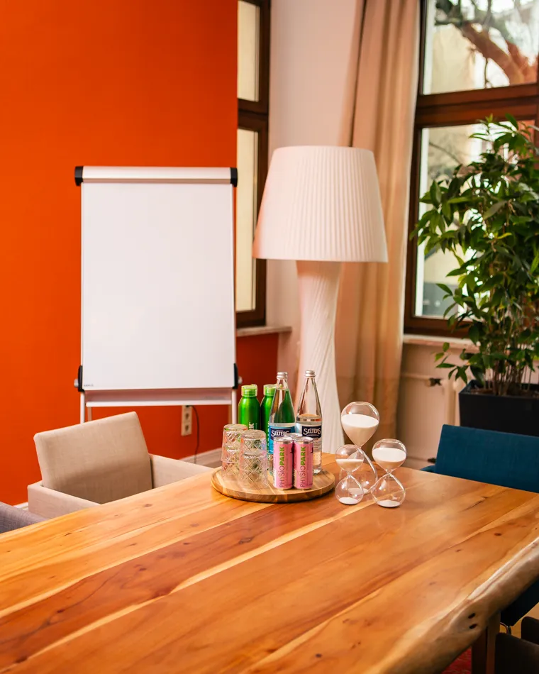Flipchart und Besprechungstisch im Schulungsraum