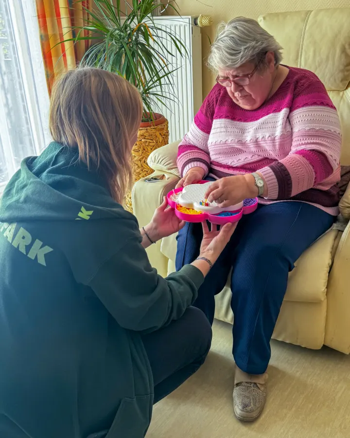 Ergotherapie: Feinmotorik am Steckbrett