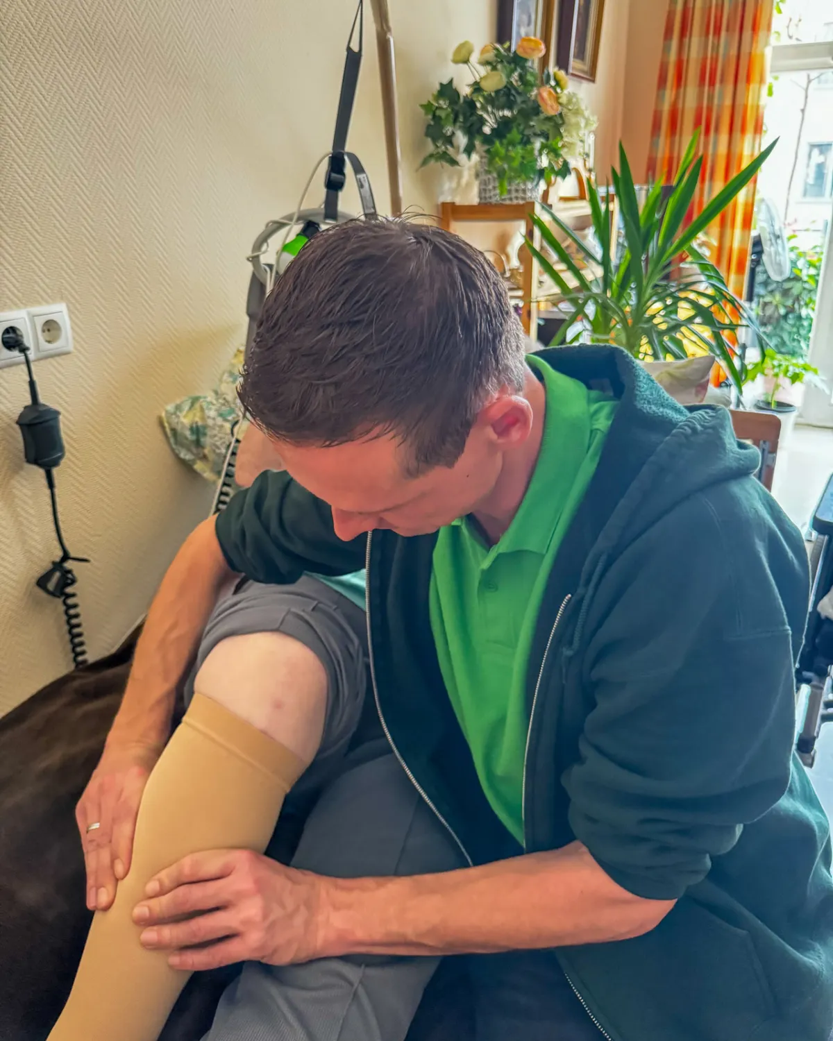 Therapeut behandelt das Knie einer Patientin