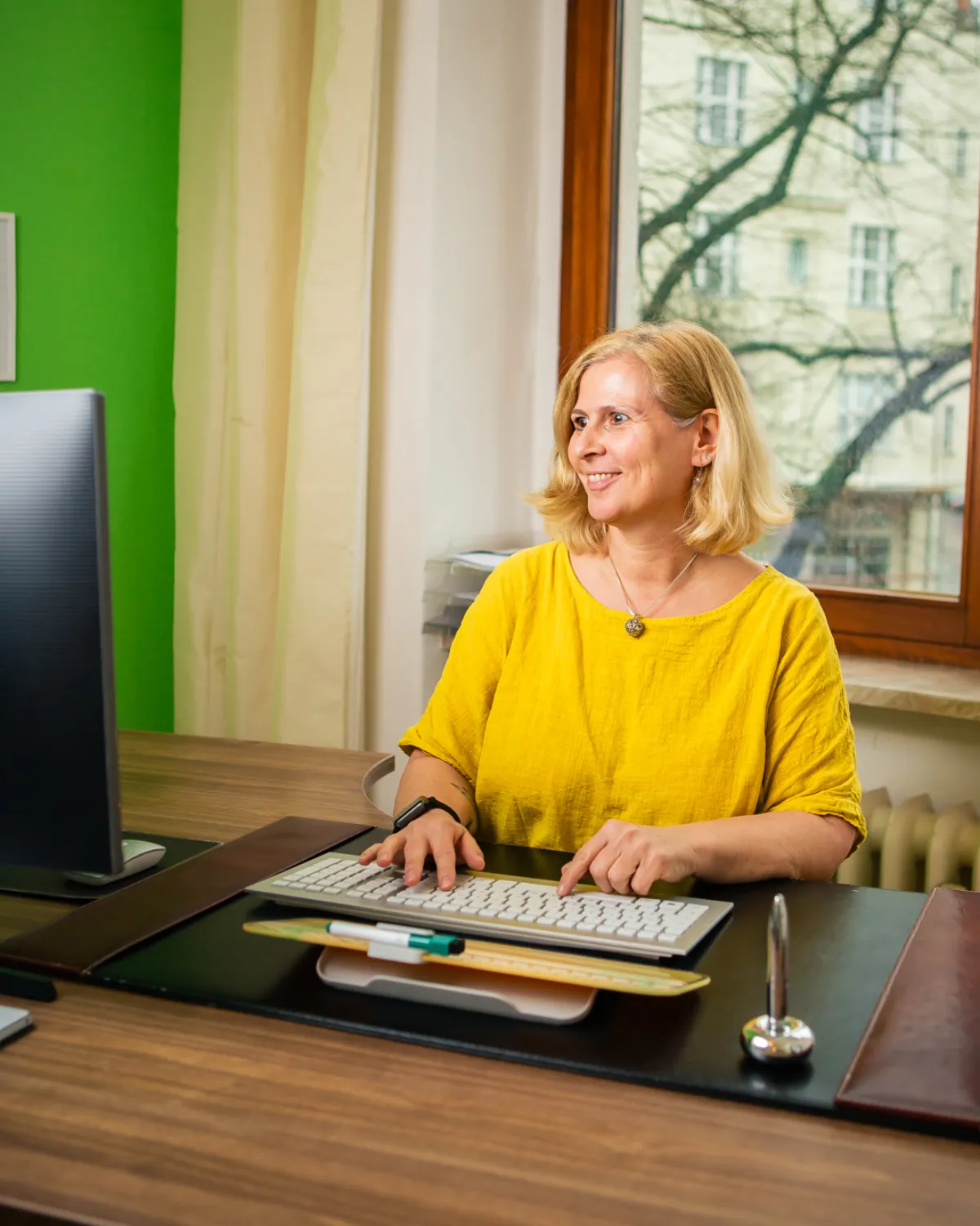 Mitarbeiterin der Verwaltung am Arbeitsplatz