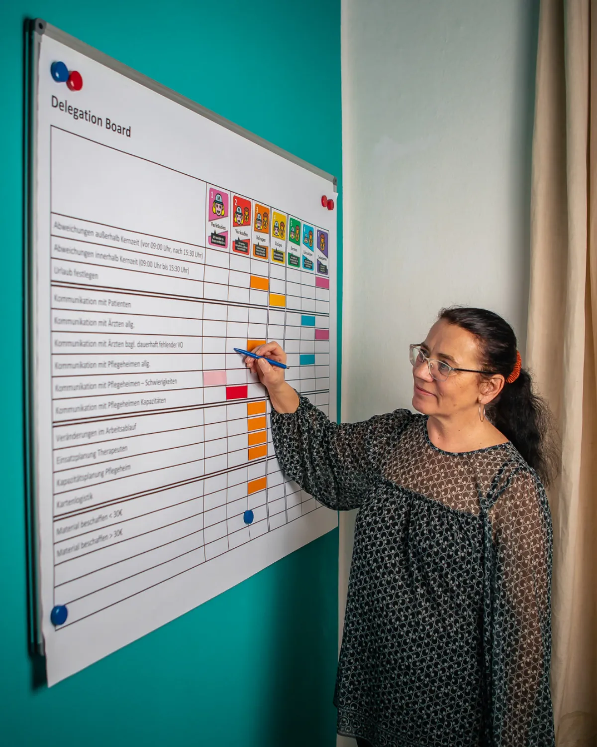 Mitarbeiterin der Verwaltung plant am Board die Verordnungen